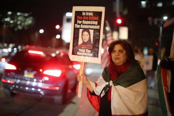 Iranian expatriate Roxanne Ganji holds a sign at a protest in Los Angeles, California U.S. Jan. 3, 2018. (Reuters/Lucy Nicholson)