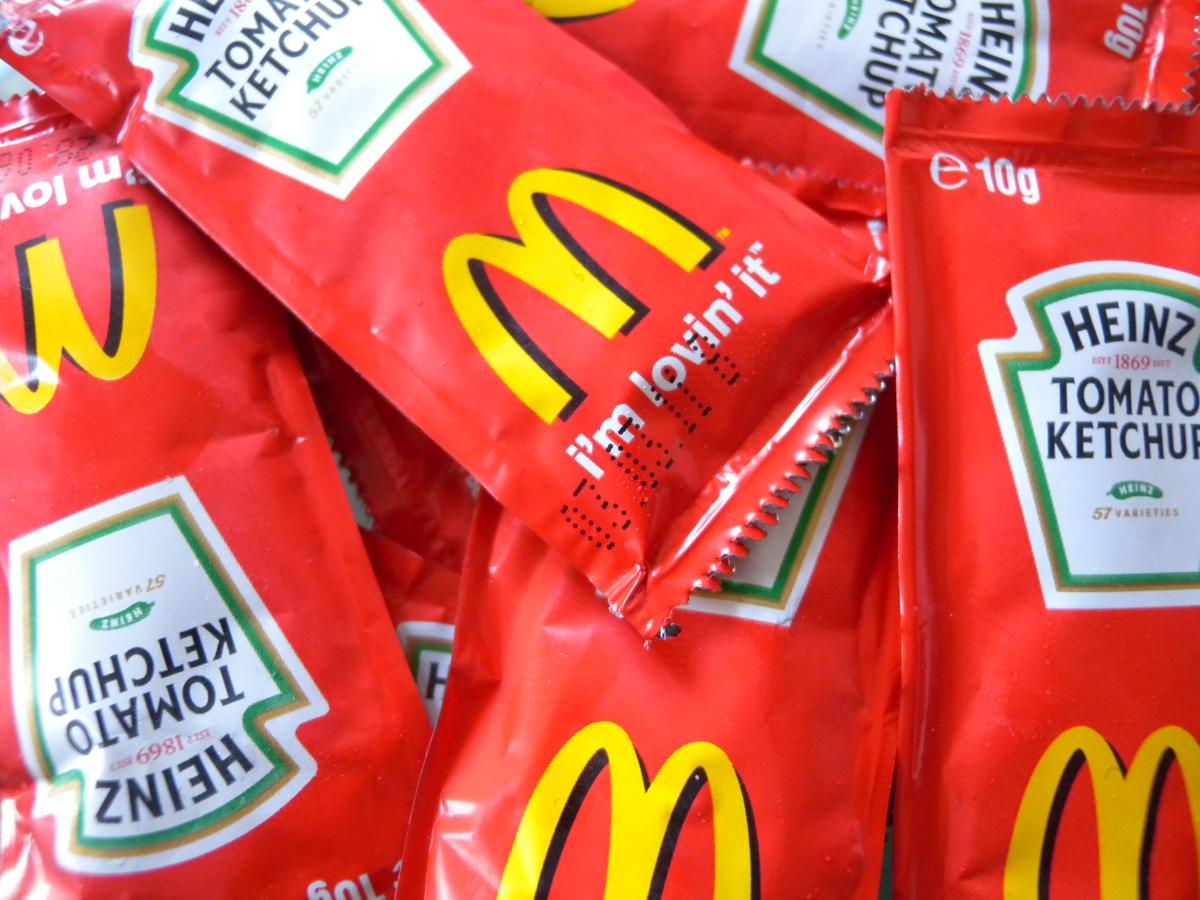 ("McDonald's Tomato Ketchup by Heinz" by Ricardo Ricote Rodríguez/Flickr [CC BY 2.0 (ept.ms/2haHp2Y)])