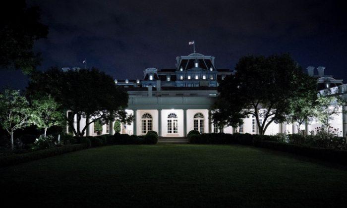 White House Bans Personal Phones in West Wing