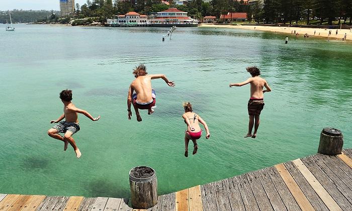 Heatwave Hits Australia’s South East: Road Melts, People Flock to Beaches