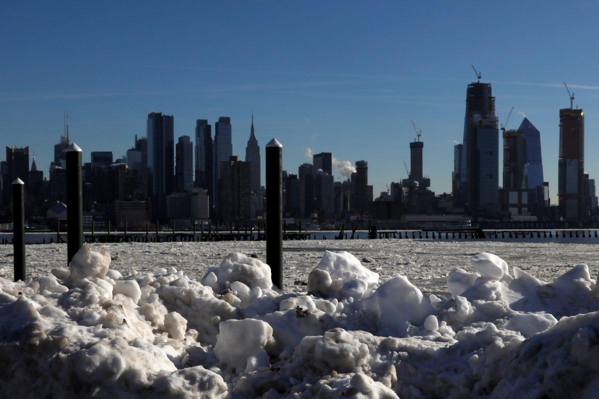 Ice is seen on the Hudson River between New Jersey and New York City, as seen from Weehawken, New Jersey, U.S., Jan. 7, 2018. (Reuters/Mike Segar)