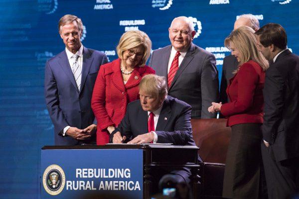 President Donald Trump signs two presidential orders to increase access to broadband internet to rural America, in Nashville, Tenn., on Jan. 8, 2018. (Samira Bouaou/The Epoch Times)
