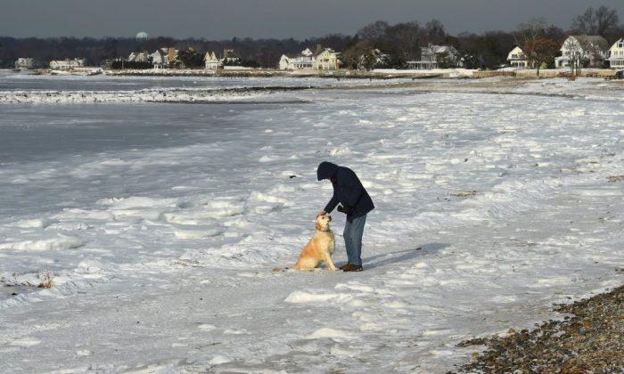 It’s so Cold in America That People Are Skating at the Beach and Walking on the Ocean