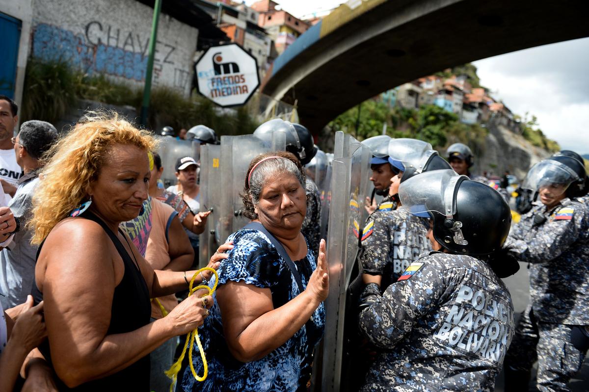 People confront riot police during a protest against the shortage of food in Caracas, Venezuela, on Dec. 28, 2017. (Federico Parra/AFP/Getty Images)