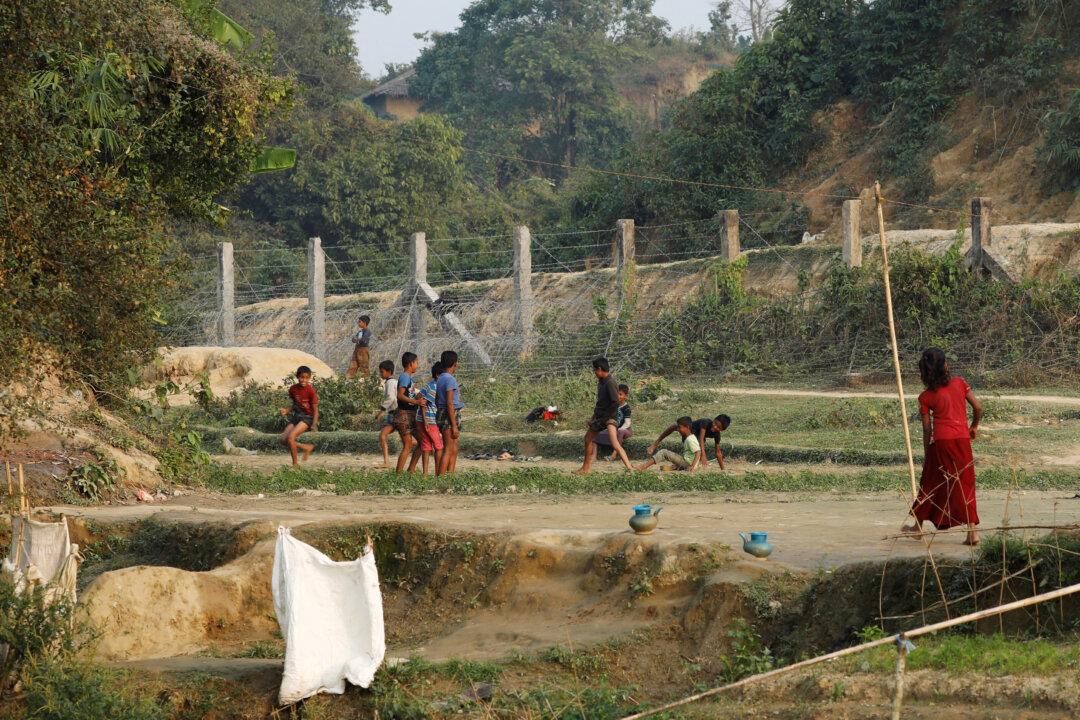 Rohingya Insurgents Say 10 Found in Burmese Grave ‘Innocent Civilians’