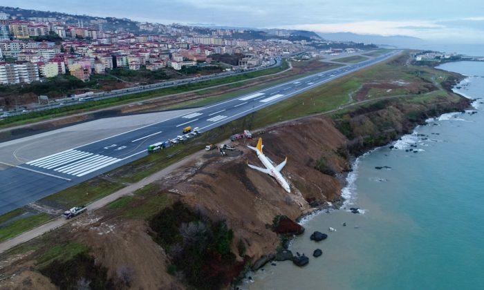 Plane Skids Off Turkish Runway on Black Sea Coast, Passengers Unhurt
