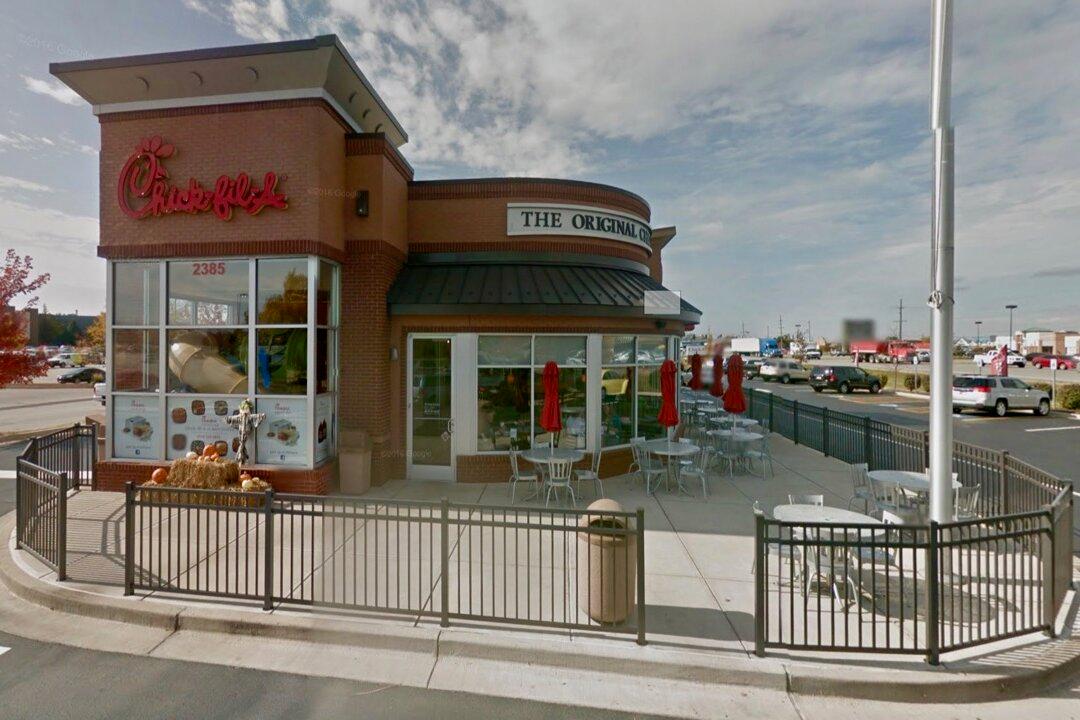 New  Policeman Saves Toddler Choking at Chick-fil-A
