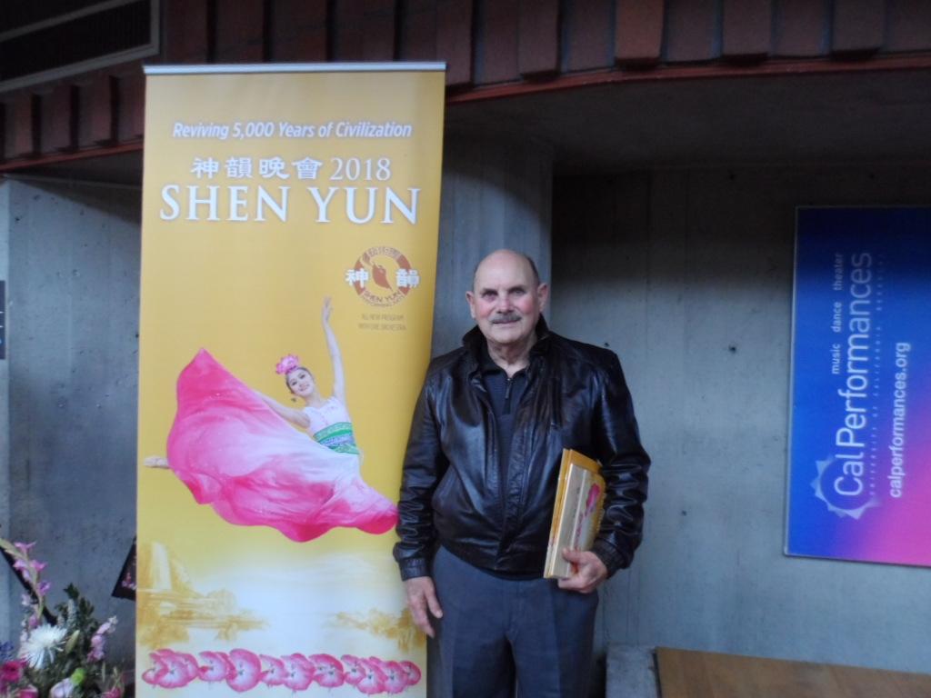 Retired Navy Pilot Sees Shen Yun With Entire Family