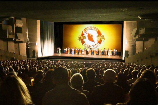 Shen Yun Performing Arts International Company's curtain call at Zellerbach Hall, Berkeley, California, on Jan. 12. 2018. (The Epoch Times)
