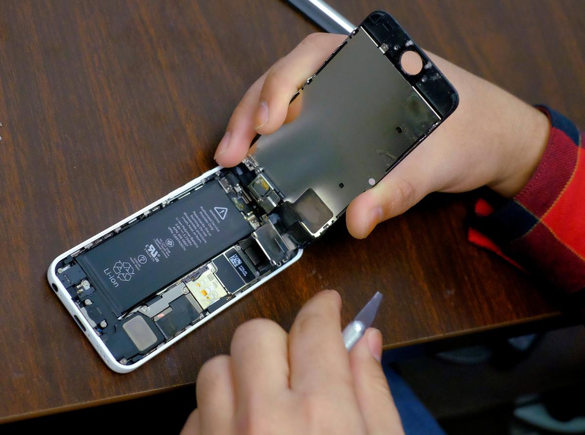 Apple CEO Vows to Fix Controversial ‘Batterygate’ Slowdown