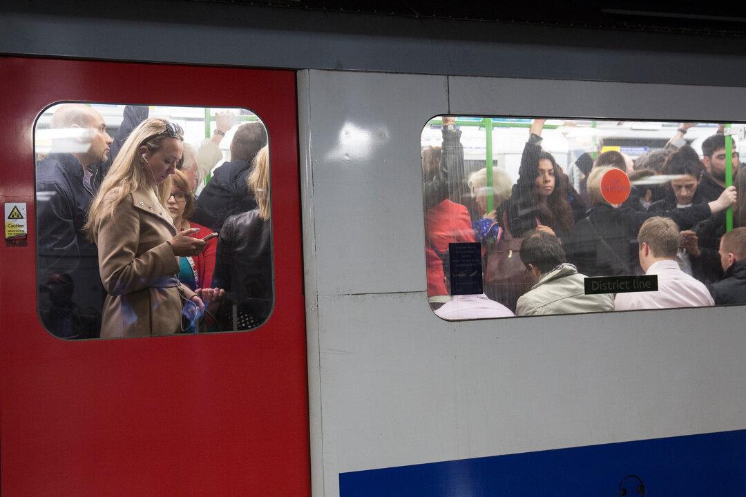 Women Shut Down Subway to Retrieve Dropped Phone