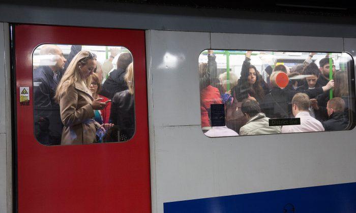 Women Shut Down Subway to Retrieve Dropped Phone