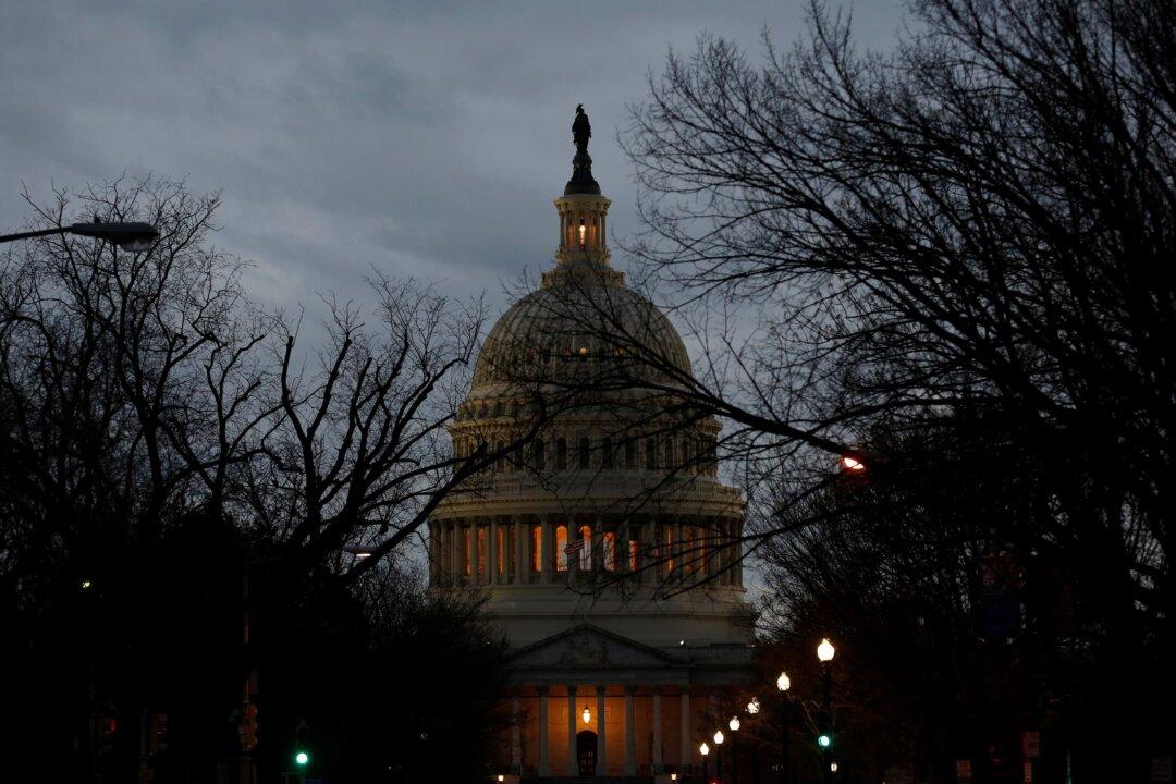 US Government to Remain Closed on Monday as Senate Still Short of Deal