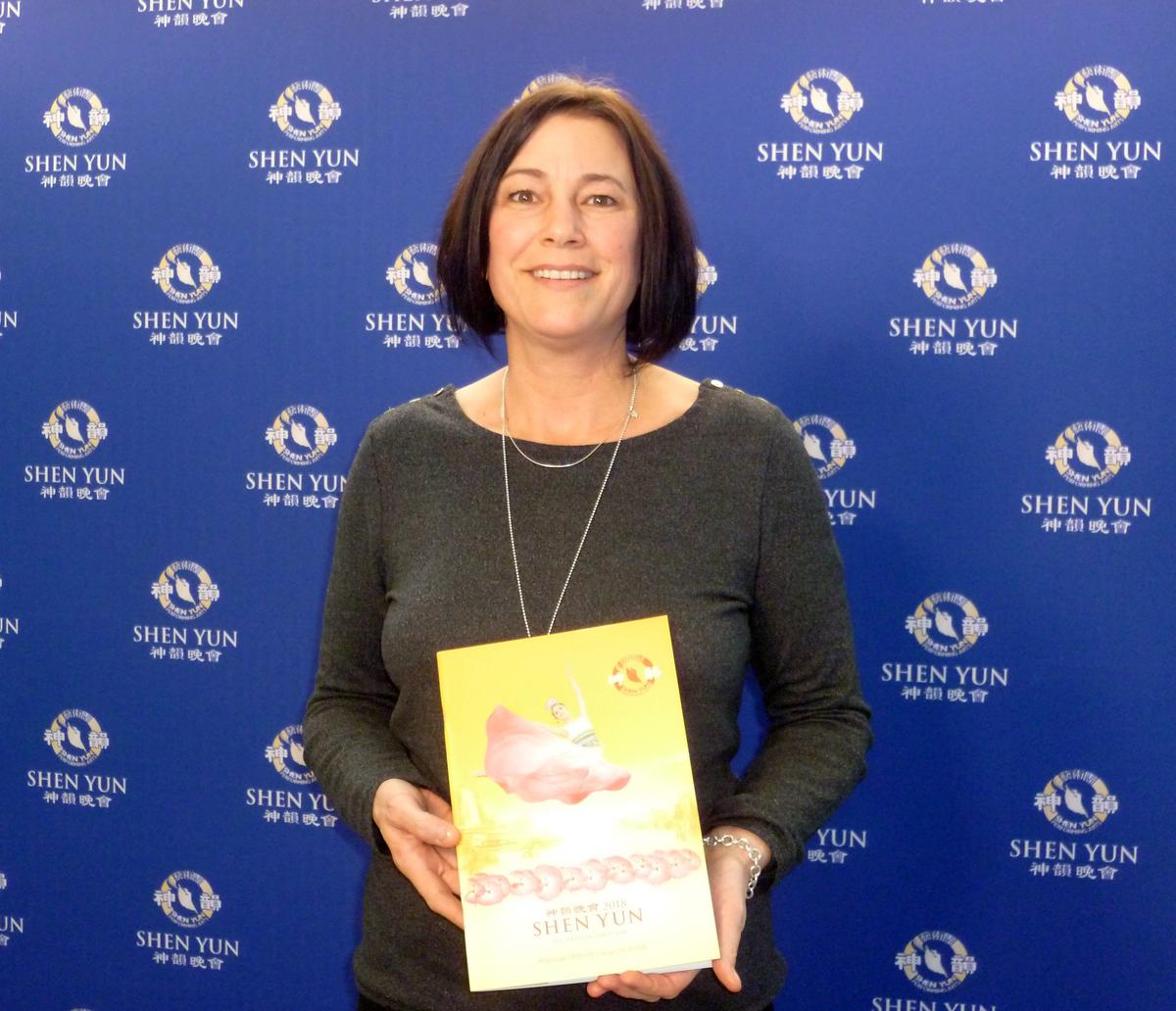 Artist Taken Away by Shen Yun’s Colors and Flowing Costumes