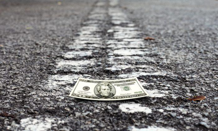 Accident in Illinois Spills Cash All Over Highway