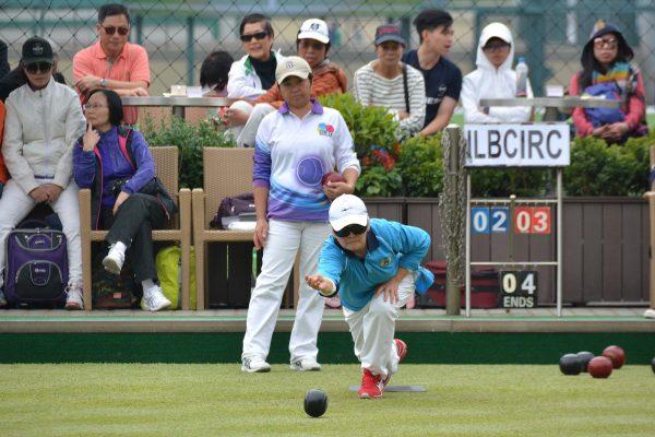 Shirley Ko (delivering) of Indian Recreation Club on her way to winning the Women’s National Singles after defeating Vivian Wong from the Island Lawn Bowls Club last Sunday (Jan 21). She became the first women to win both national singles title in Hong Kong and Canada. (Stephanie Worth)