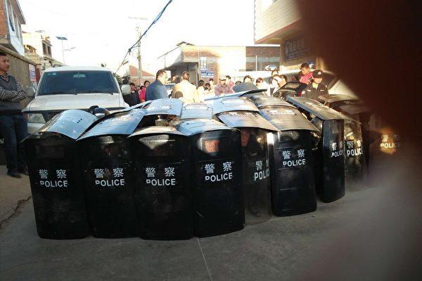 Riot police in Ange Village on Jan. 24. (Courtesy of Ms. Li)