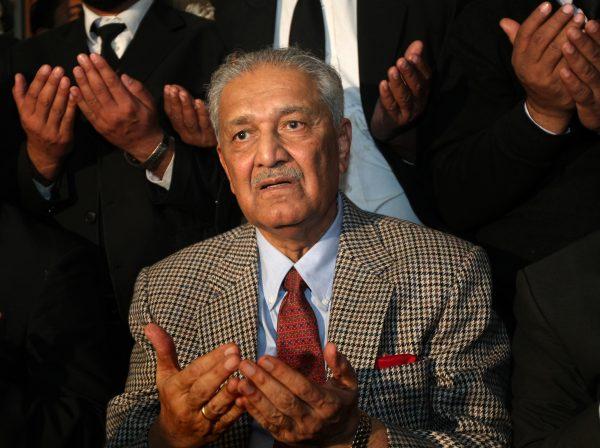 Nuclear scientist Abdul Qadeer Khan at the Rawalpindi high court in Pakistan on January 9, 2010. (Behrouz Mehri/AFP/Getty Images)