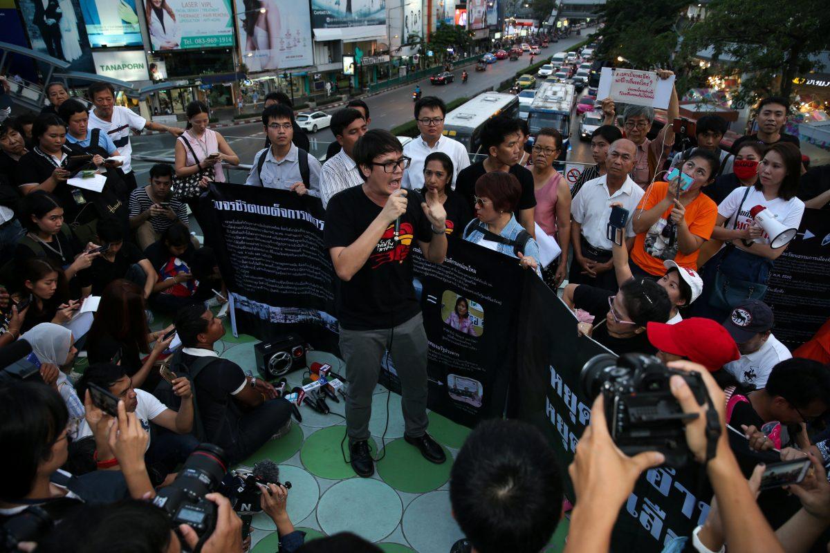 Rangsiman Rome (C) speaks during a protest against junta delaying polls in Bangkok, Thailand Jan. 27, 2018. (Reuters/Athit Perawongmetha)