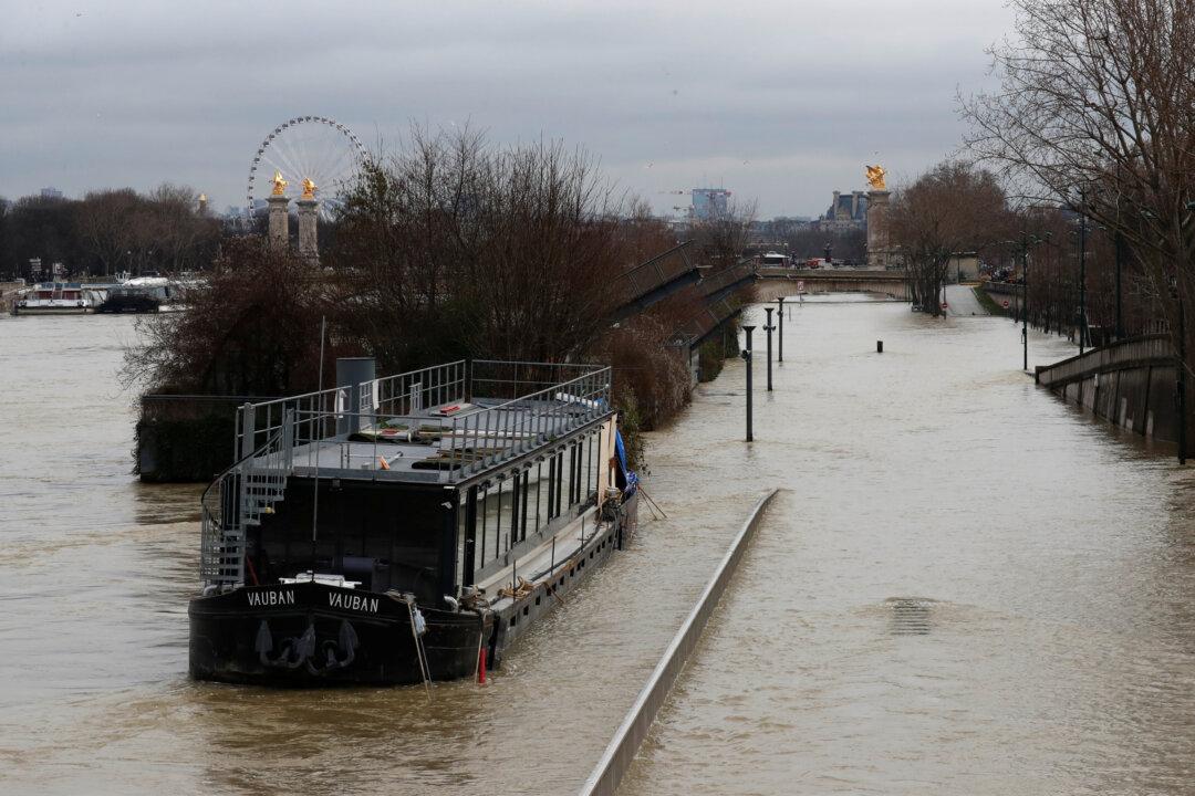 Nearly 1,500 Evacuated in Paris Region as Rising Seine Poses Flood Risk