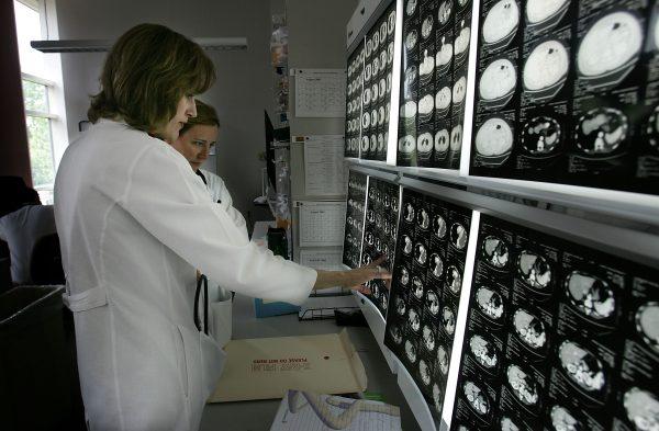  Doctors study scans of a patient being treated at the Kimmel Comprehensive Cancer Center at Johns Hopkins, Aug. 15, 2005, in Baltimore. (Win McNamee/Getty Images)