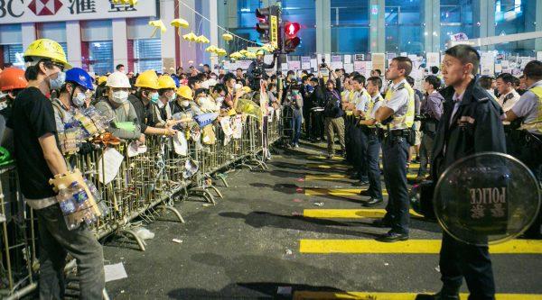 Police and protesters face off in Mong Kok district, Hong Kong on Nov. 5, 2014. (Benjamin Chasteen/The Epoch Times)