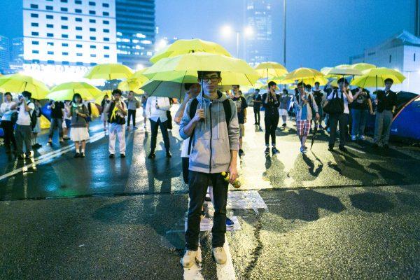Pro-democracy protesters hold yellow umbrellas in Central District in Hong Kong on Nov. 8, 2014. (Benjamin Chasteen/The Epoch Times)
