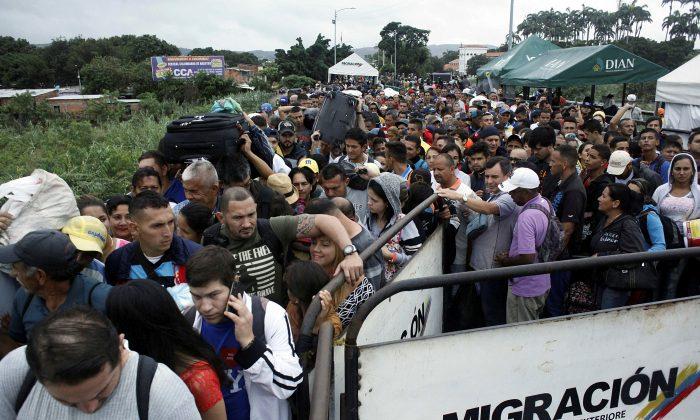 People queue to try to cross into Venezuela from Colombia through the Simon Bolivar international bridge in Cucuta, Colombia February 13, 2018. (Reuters/Carlos Eduardo Ramirez)
