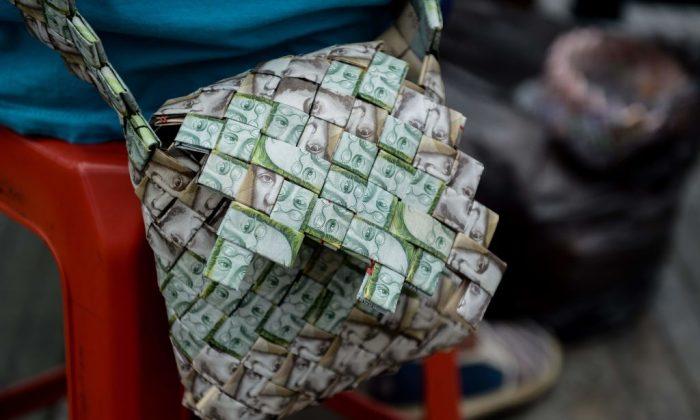 The Venezuela Street Sellers Turning Worthless Notes Into Bags and Hats