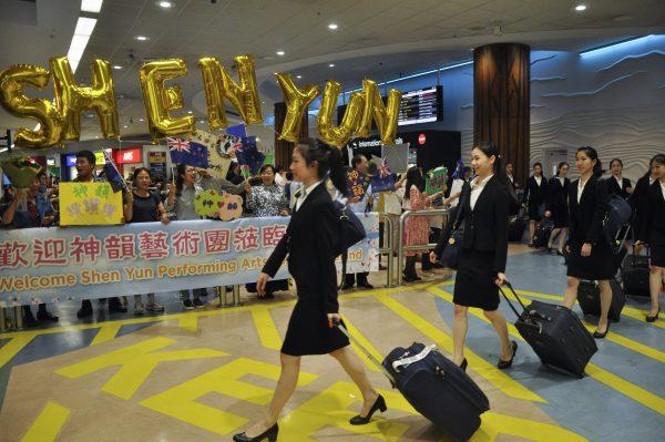 Shen Yun Performing Arts International Company arriving in Auckland, New Zealand. (The Epoch Times)