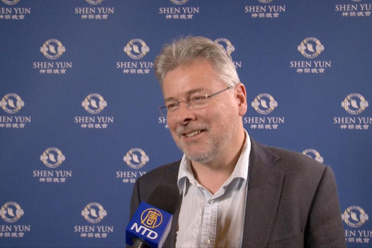 Lawyer: Shen Yun Is an All-Embracing Performance