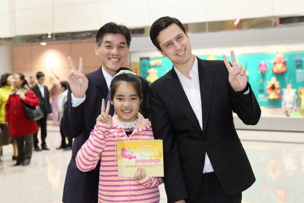 Ben Freed (R), a master of ceremony with Shen Yun, takes photos with welcoming fans at the Taoyuan International Airport, in Taiwan, on Feb. 20, 2018. (Lin Shih-chieh/The Epoch Times)
