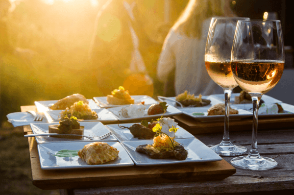 Dinners are alfresco feasts at Swank Farm. (Channaly Philipp/The Epoch Times)