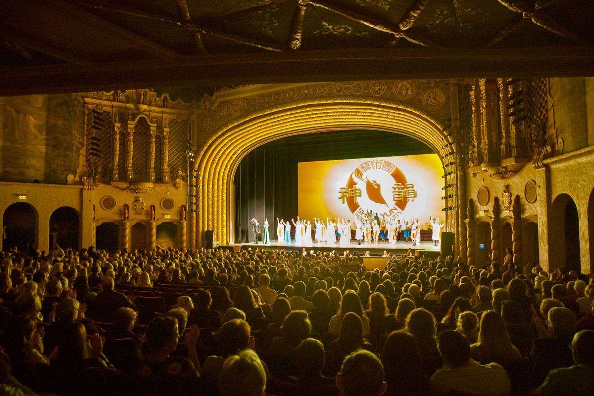<span style="font-weight: 400">Audience members applaud for Shen Yun performers at the Orpheum Theatre in Phoenix on Feb. 20</span>, 2018. (Yuli Li/The Epoch Times)