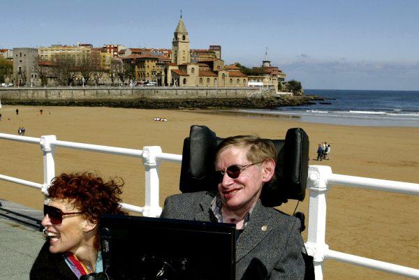 British astrophysicist Stephen Hawking (R) and his wife Elaine pose in front of the San Lorenzo beach in the northern Spanish city of Gijon April 10, 2005. (Reuters/Alonso Gonzales/File Photo)