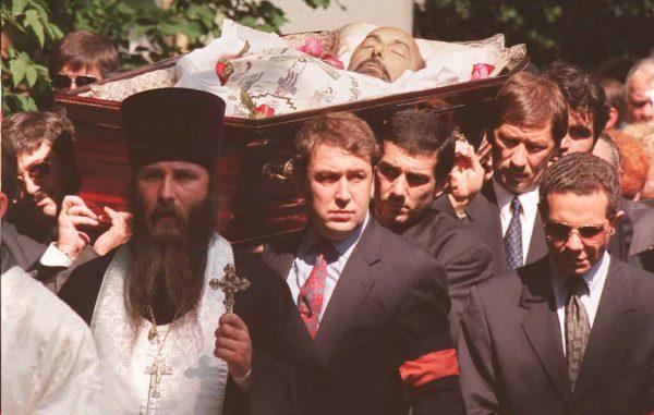 Russian businessmen and bankers carry the coffin of Ivan Kivelidi at Vagankovskoye cemetery in Moscow in August 1995. (Michael Evstfiev/AFP/Getty Images)