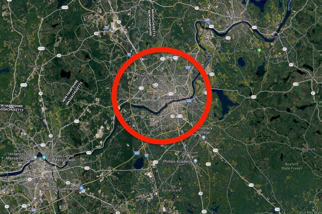 Plow Drivers Help Owner Struggling to Shovel Snow, Shocked by His Age