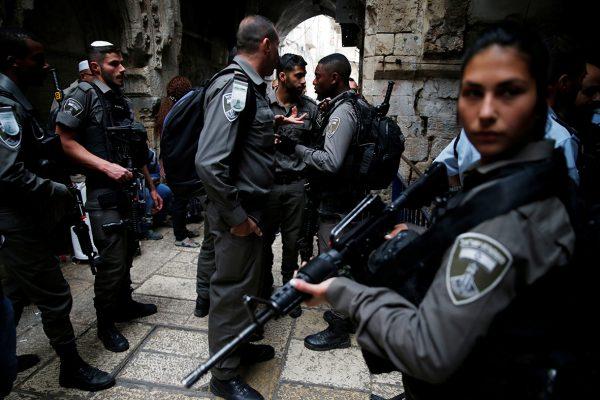 Israeli security forces stand at the site where an Israeli was wounded in a stabbing attack in Jerusalem's Old City, Israeli Police said, March 18, 2018. (Reuters/Ammar Awad)