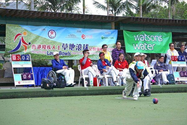 Hong Kong bowler Wu Tak Man (delivering) skipped his team to defeat a strong Korean team to lift the Mixed Pairs title at the Hong Kong Lawn Bowls Open Championship for the Disabled 2018. (Claudius Lam)