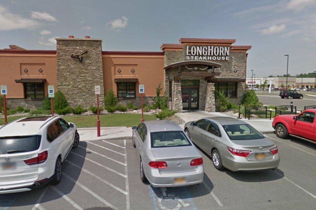 Donut Shop Owner Turns Into Superhero After Thief Snatches Woman’s Purse