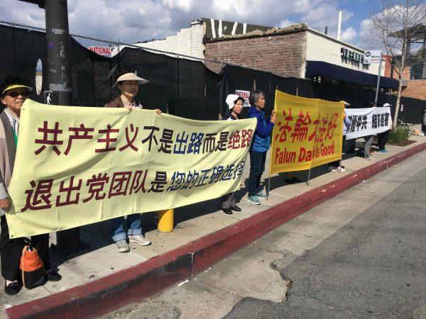 Los Angeles Tuidang volunteers lined up along Valley Blvd. (Jiang Linda/The Epoch Times)