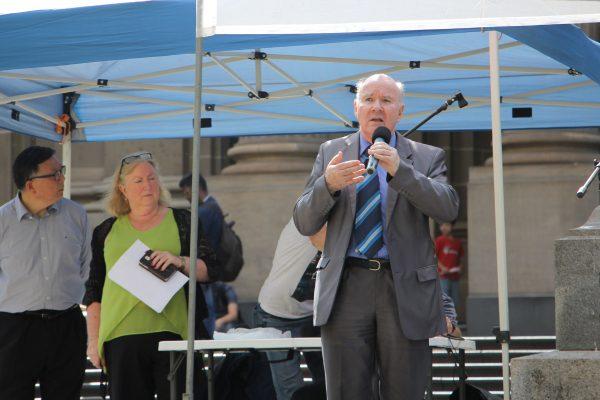 Peter Westmore speaking at the Melbourne rally. (Tuo Ni/The Epoch Times)