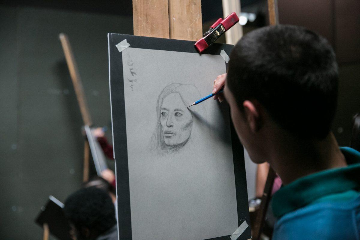 BAVPA student Osvaldo Rodriguez Morales draws during the workshop given by Edward Minoff at Grand Central Atelier on March 9, 2018. (Milene Fernandez/The Epoch Times)