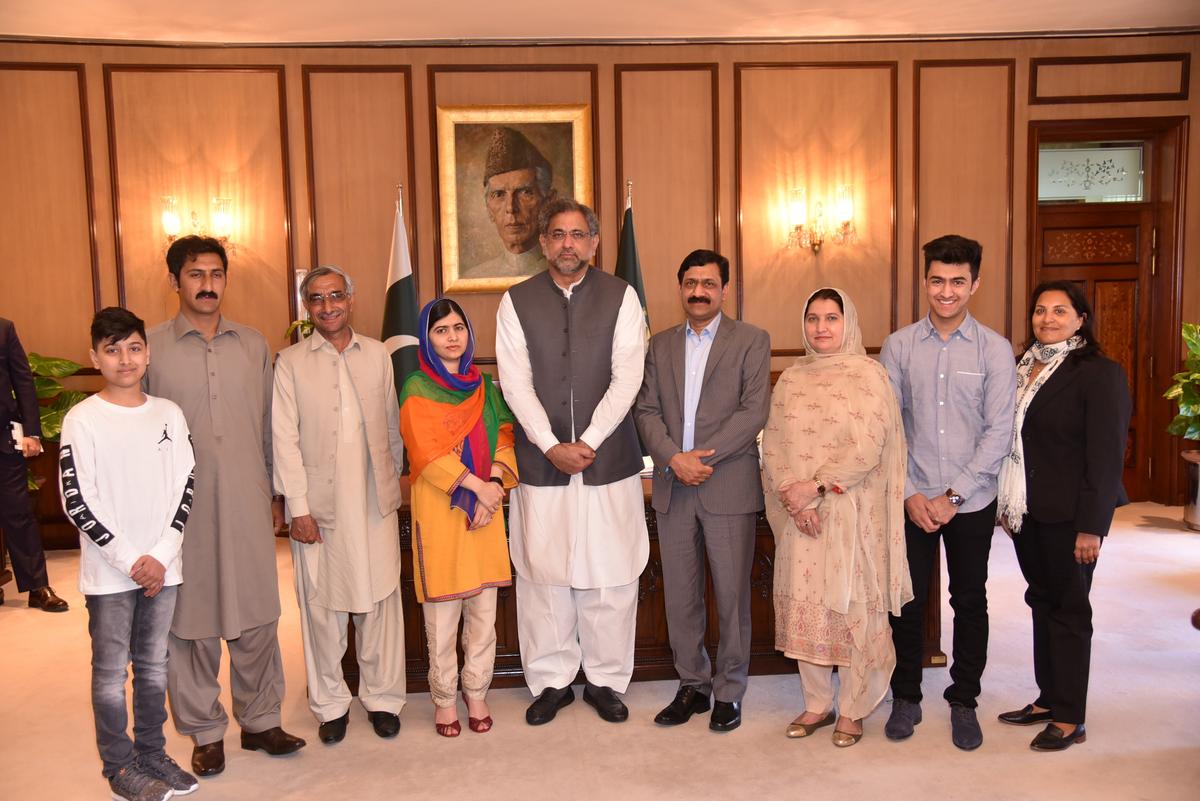 Nobel Peace Prize laureate Malala Yousafzai (4th-L) and her family members pose for a group photo with Pakistan's Prime Minister Shahid Khaqan Abbasi, in Islamabad, Pakistan on March 29, 2018. (PRESS INFORMATION DEPARTMENT (PID) via REUTERS)