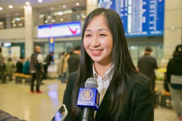 Ellen Lou, an emcee for Shen Yun, speaks to reporters at the Incheon International Airport, in South Korea, on March 29, 2018. (Quan Jing-lin/The Epoch Times)