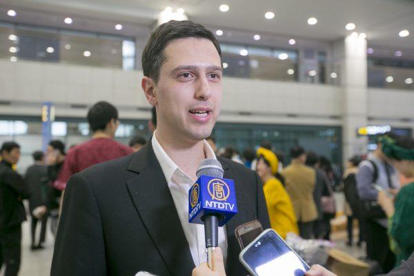 Ben Freed, an emcee for Shen Yun, speaks to reporters at the Incheon International Airport, in South Korea, on March 29, 2018. (Quan Jing-lin/The Epoch Times)