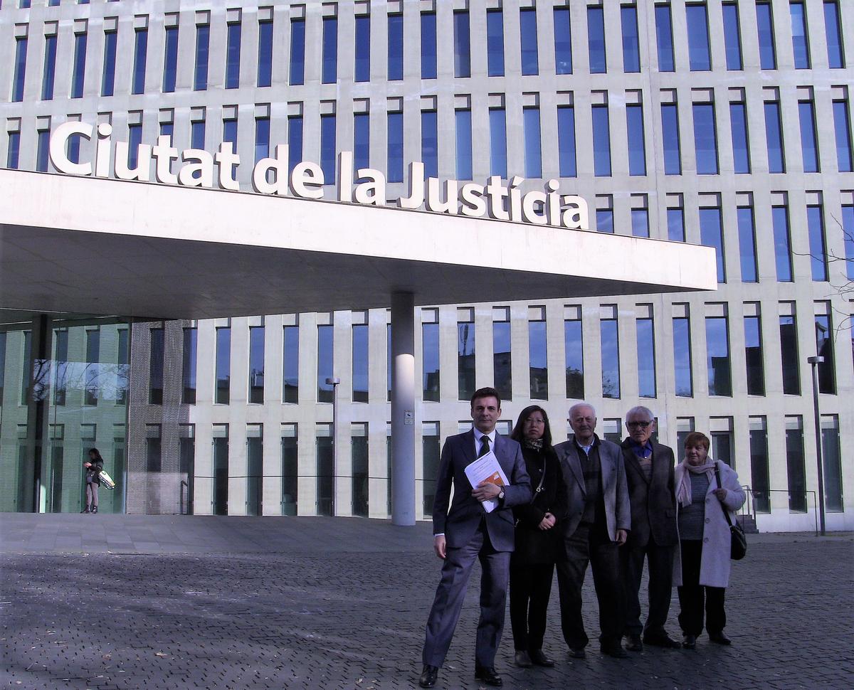 From left to right: Lawyer Carlos Iglesias and plaintiffs Chris Zhao and three Spanish Falun Gong practitioners, in front of a Barcelona court. (Courtesy of Carlos Iglesias)