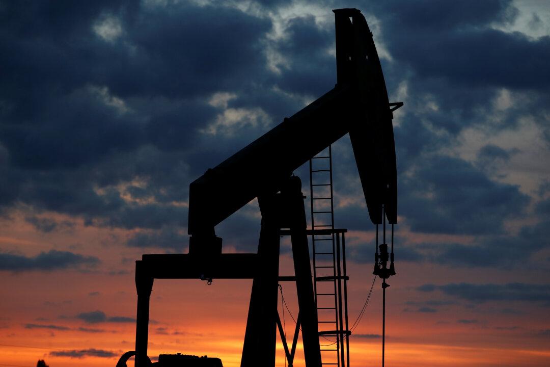 OPEC+ Agrees to Increase Production to 400,000 BPD Despite Omicron