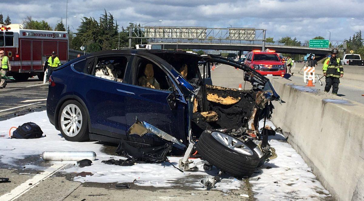 Rescue workers attend the scene where a Tesla electric SUV crashed into a barrier on U.S. Highway 101 in Mountain View, Calif., on March 25, 2018. (KTVU FOX 2/via Reuters)