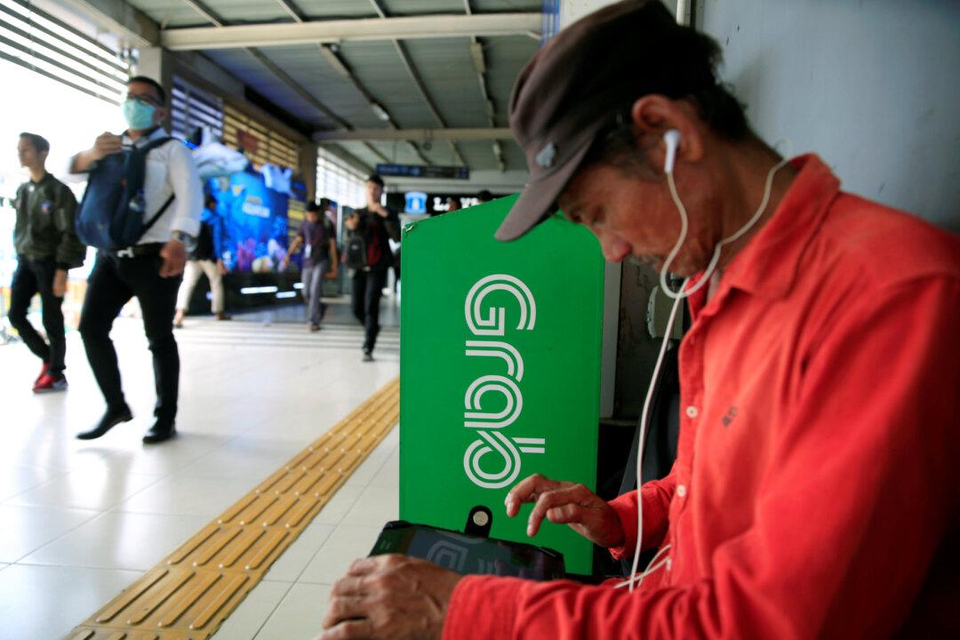 Indonesia Says Go-Jek, Grab Need to Register as Transport Businesses